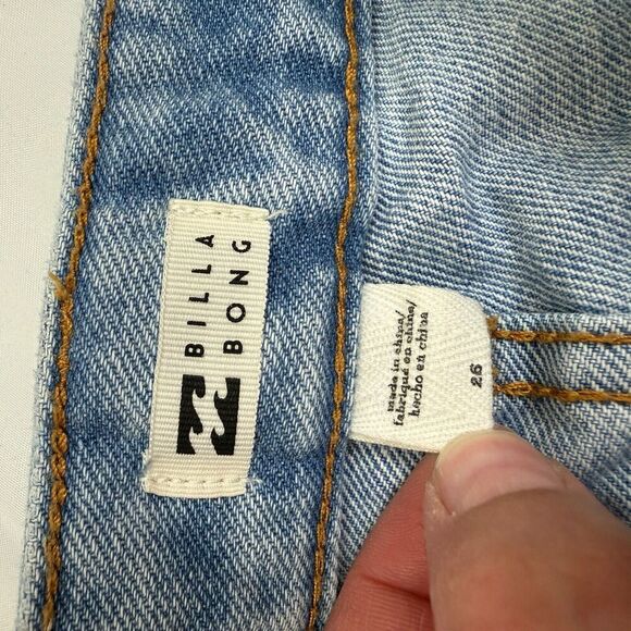 Billabong Women's Faded Denim Wash How Bout That Denim Shorts Size 26 - Picture 4 of 8